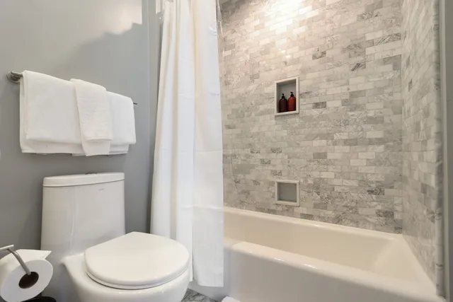 3 Bedrooms, 2 King Beds, Queen Bed, Two Story، Factors Row by Sextant 5/6