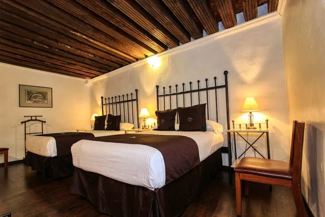 غرفة جونيور بسرير كينج وسريرين مزدوجين بإطلالة على المدينة بشرفة، La Casona de Don Lucas 6/8