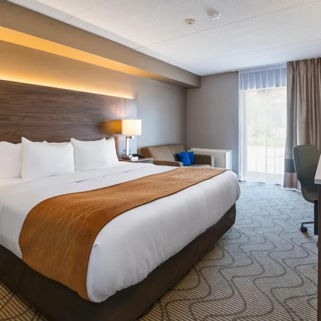 غرفة بسرير كوين مع أريكة في الطابق الأرضي، Comfort Inn North Bay 1/6