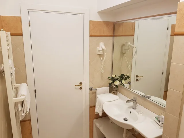 غرفة ثلاثية بسرير كوين وسرير فردي بإطلالة على الحديقة بشرفة، HOTEL GABBIANO BEACH 2/3