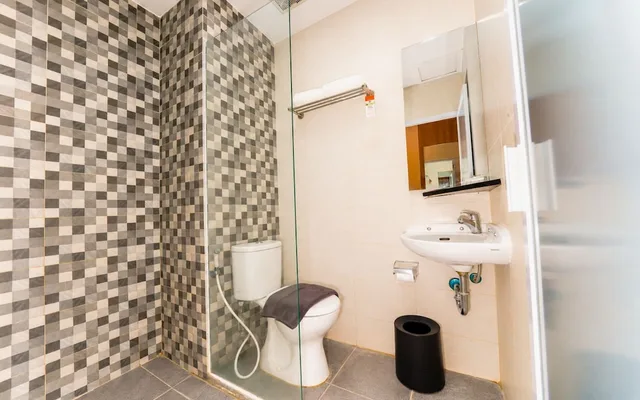 Executive, Queen Bed, Balcony, Front One Hotel Airport Solo 4/5