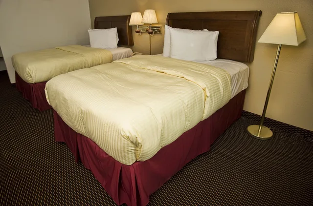 غرفة قياسية بسريرين كوين للمدخنين، Express Inn Suites 2/3