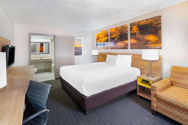 جناح بسرير كينج بحوض جاكوزي، Days Inn by Wyndham Cookeville 2/4