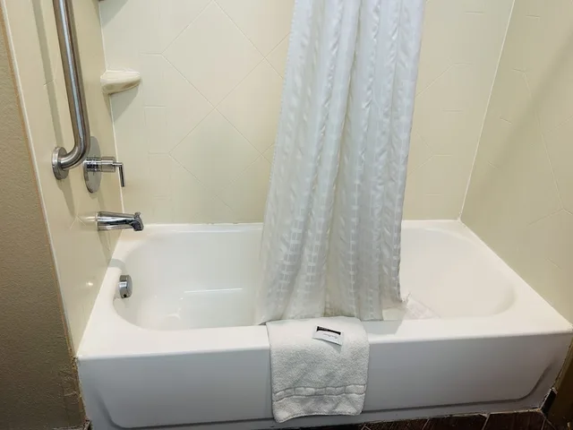 غرفة بسرير كينج مع أريكة لذوي الإعاقة، Executive Inn & Suites Floresville 6/10