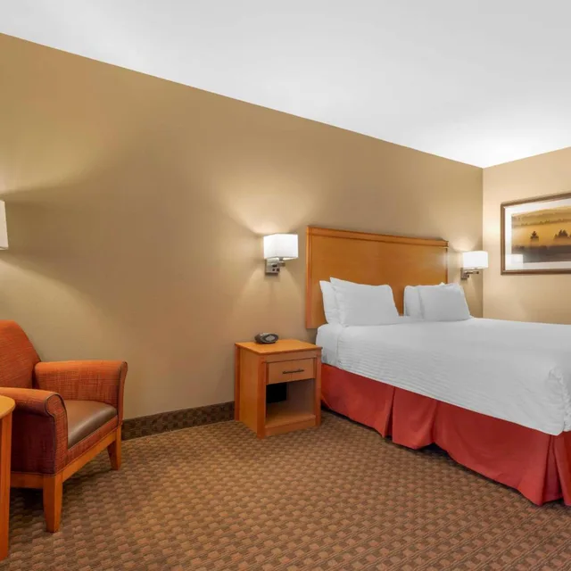 غرفة بسرير كينج بحوض استحمام لذوي الإعاقة، Best Western Plus Olympic Inn 1/9