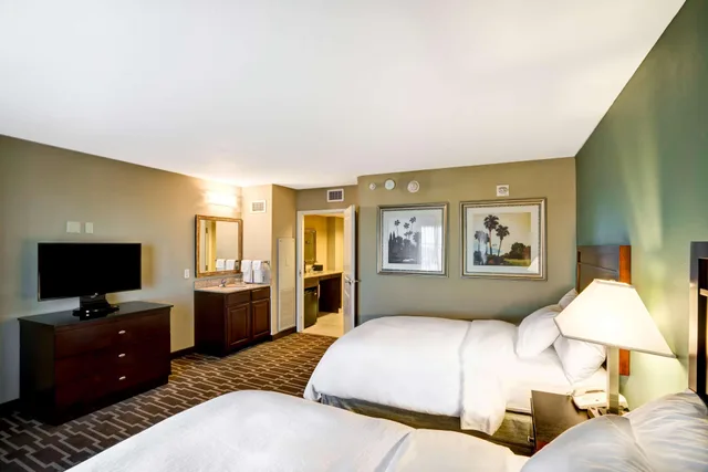 جناح بسريرين مزدوجين بغرفتين، Embassy Suites by Hilton Fort Myers Estero 1/4