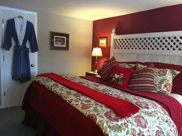 Garden Suite, King Bed، Deerhill Inn 1/3