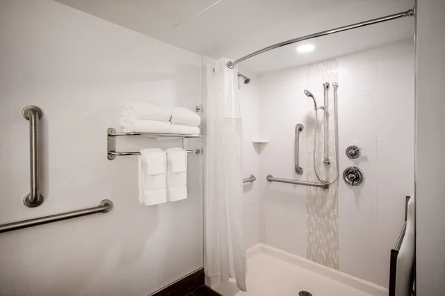 غرفة قياسية بسريرين كوين لذوي الإعاقة، Crowne Plaza Albany The Desmond Hotel (ex The Desmond Hotel Albany) 5/6