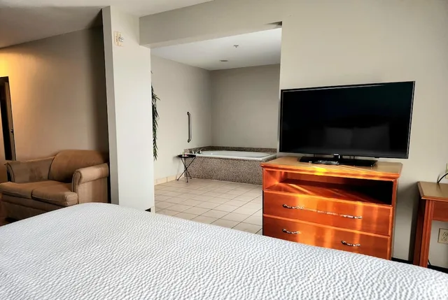 جناح بسرير كينج بحوض جاكوزي، Days Inn & Suites By Wyndham Thibodaux 8/10