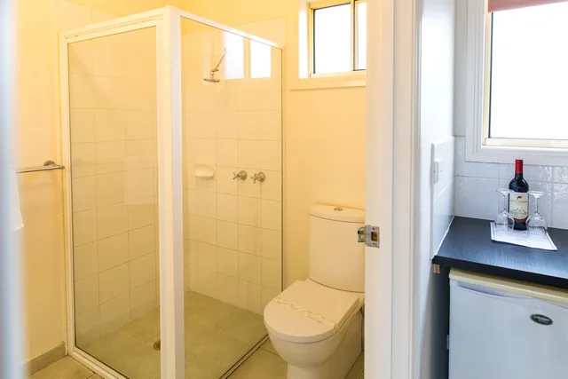 غرفة ديلوكس بسرير كوين وسرير فردي بمطبخ صغير، Best Western Mill Park Motel 8/8