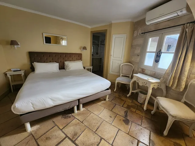 غرفة كومفورت بسرير كينج مع أريكة، Hotel Le Tivoli Theopolis 1/2