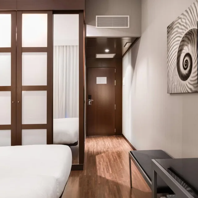 غرفة داخلية بسرير كوين، Ac Hotel Palacio Universal 2/4