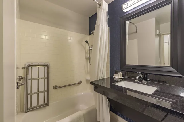 جناح بسريرين كوين بغرفة نوم واحدة مع أريكة، Fairfield Inn Suites Texarkana 4/5