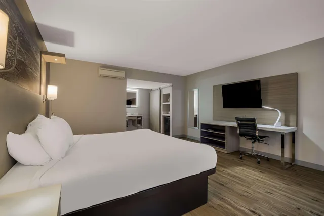 Room, King Bed, Freeway Side، Best Western Diamond Bar Hotel & Suites 2/6