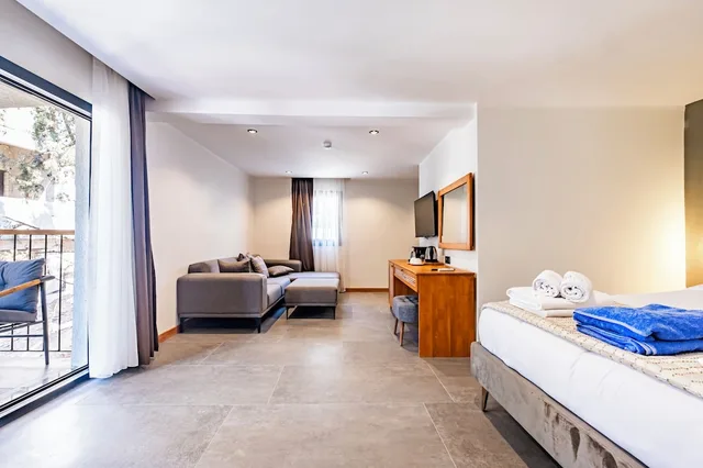 جناح بسرير مزدوج بإطلالة على الحديقة مع أريكة، Isolina Hotel 3/10
