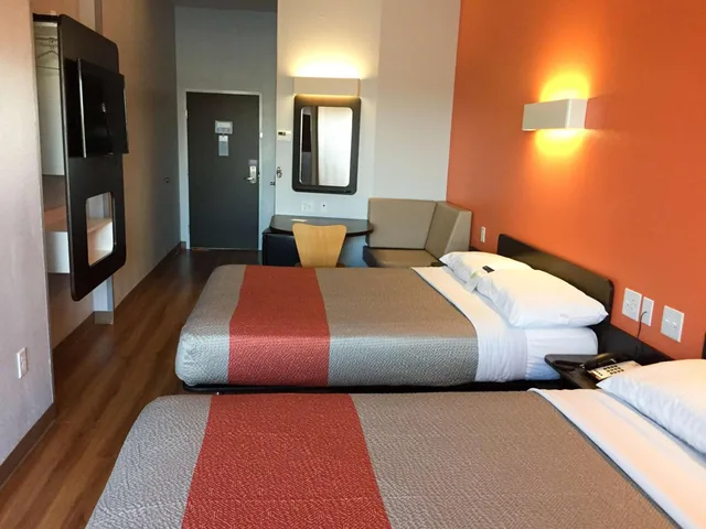 2 Queen Beds Non-Smoking, Shower، Motel6 Midland Tx 2/10