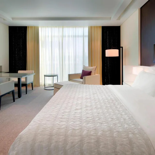 غرفة ملكية كلوب تنفيذية كبيرة مع دخول الصالة، Le Meridien Dubai Hotel and Conference Centre 2/10