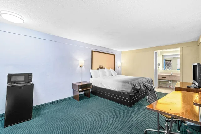 Room, King Bed, Super 8 By Wyndham Lantana West Palm Beach 7/10