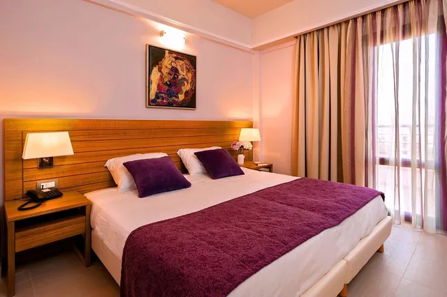 غرفة قياسية ثلاثية بسريرين منفصلين وسرير بطابقين، Porto Platanias Village Resort 3/10