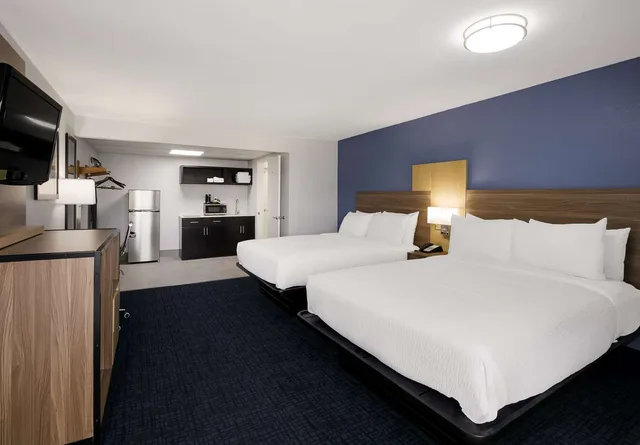 غرفة بسريرين كوين يُسمح فيها بالحيوانات الأليفة بمطبخ صغير، SureStay Plus by Best Western Pigeon Forge 1/6