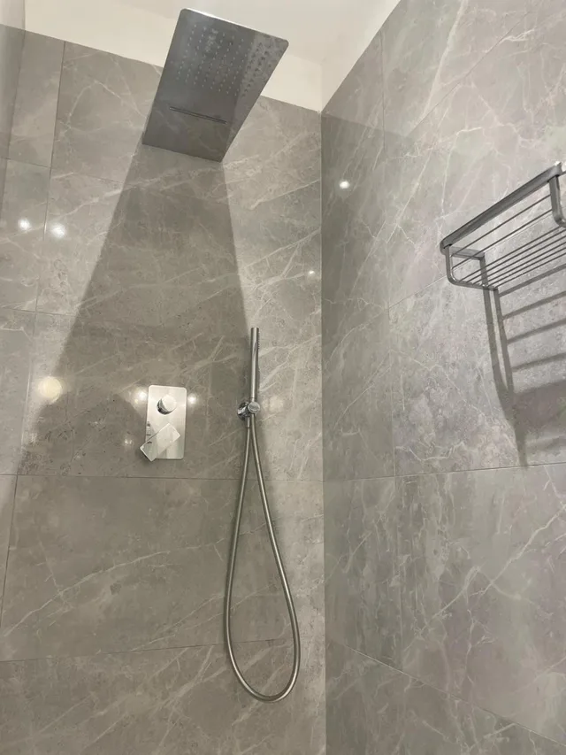 جناح، Hotel Maxim 7/7