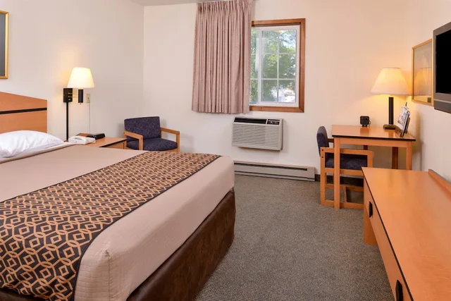 Suite, Queen Bed, Americas Best Value Inn & Suites Atlantic 1/3