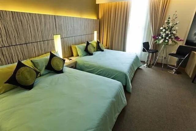 Super, Suite, King and Queen Bed, Grand Medallion Hotel 1/3