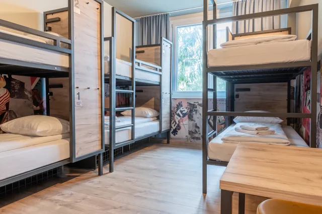 غرفة بستة أسرّة وسرير بطابقين، a&o Hostel Venezia Mestre 2/3
