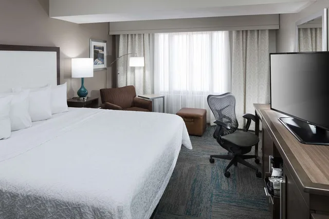 غرفة بسرير كينج، Hampton Inn St. Louis-Downtown (At the Gateway Arch) 1/2