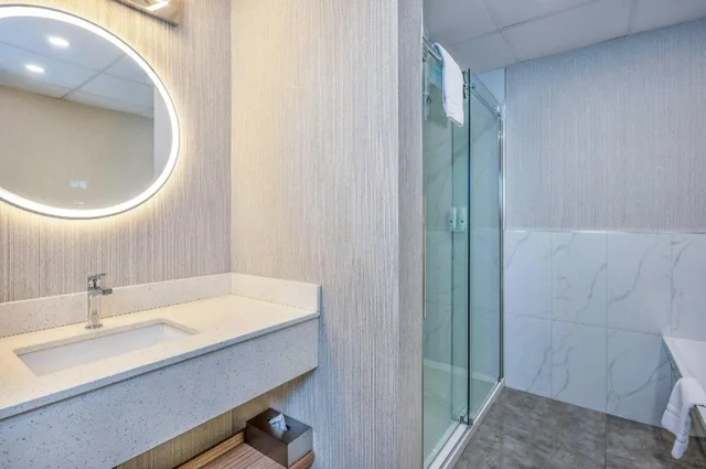 جناح بسريرين كوين، Quality Suites Drummondville 3/4