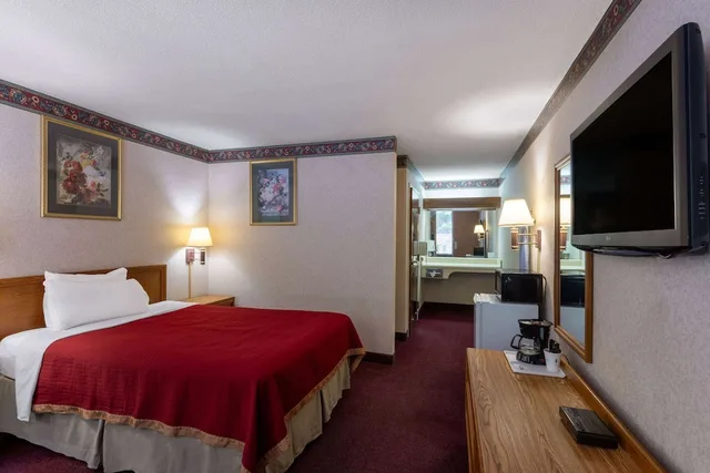 غرفة بسرير مزدوج لذوي الإعاقة، Howard Johnson by Wyndham Salem Hotel & Conference Center 3/7