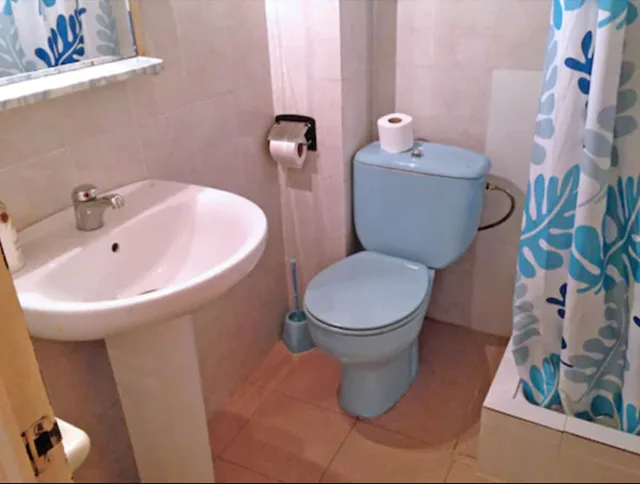 غرفة بسريرين منفصلين بغرفة نوم واحدة بحمام خاص، Hostal Delfos 2/3