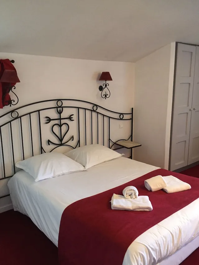 غرفة بحوض استحمام، HOSTELLERIE DE LA SOURCE 7/10