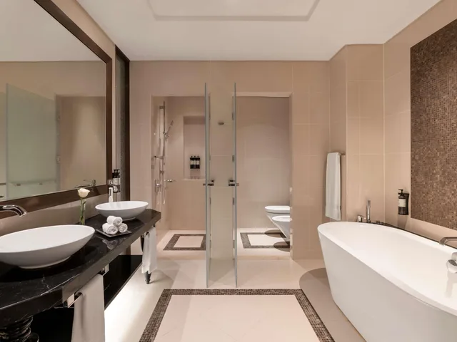غرفة بريميوم بسريرين منفصلين بإطلالة على البحر، Rixos Marina Abu Dhabi 5/6