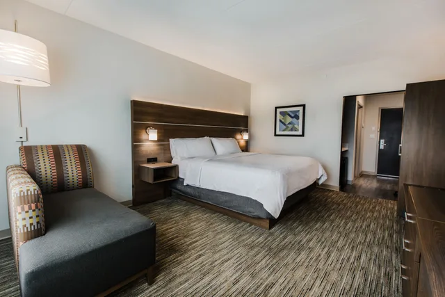 غرفة قياسية بسرير كينج، Holiday Inn Express and Suites Welland 1/8