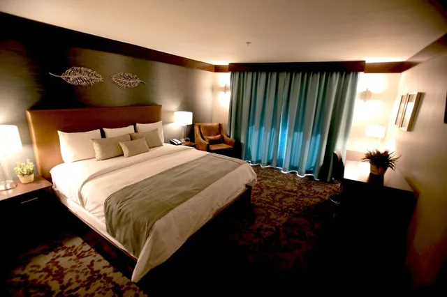 غرفة بسرير كينج بشرفة، Ute Mountain Casino Hotel 2/3