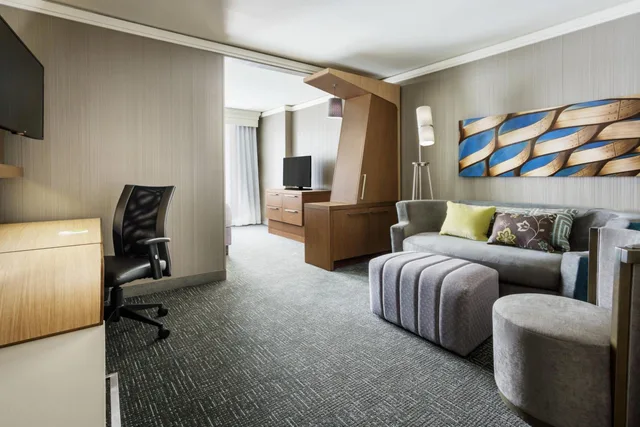 Room, King Bed, Sofa, High Floor, Courtyard Chicago Downtown/Magnificent Mile 3/9