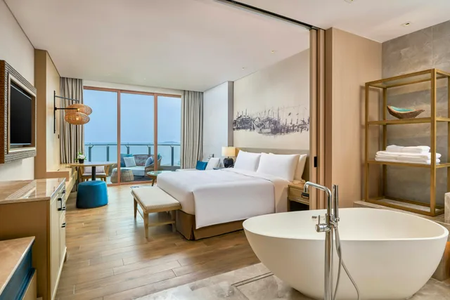 غرفة بريميوم بسرير كينج بإطلالة على البحر، Doubletree By Hilton Shanwei 2/2