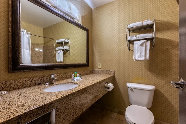 غرفة رئاسية بسرير كينج مع أريكة بحوض جاكوزي، The Azure Hotel 2/2