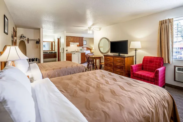 Upgrade, Efficiency, Suite, 1 King and 2 Queen Beds, Quality Inn Keystone near Mount Rushmore 1/5