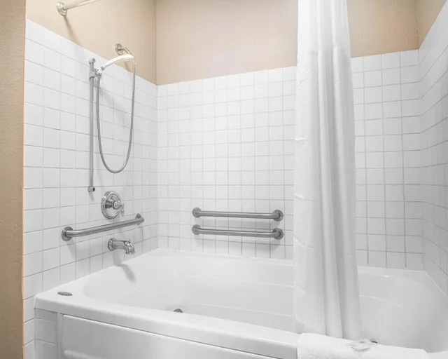 جناح بسريرين كوين مع أريكة لذوي الإعاقة، Comfort Inn South - Springfield 5/5