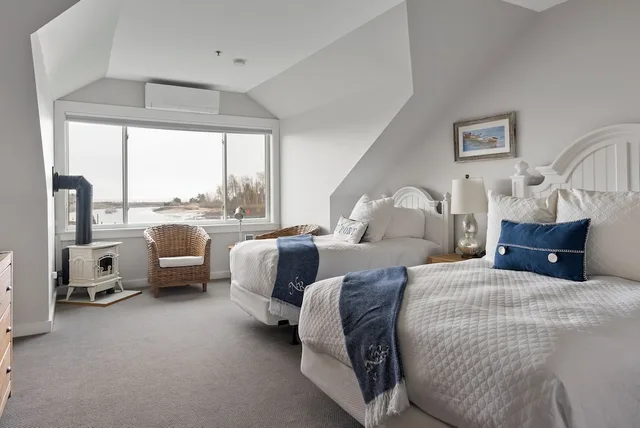 Room, 1 Queen and 1 Single Bed, Port Side، Nonantum Resort 1/5