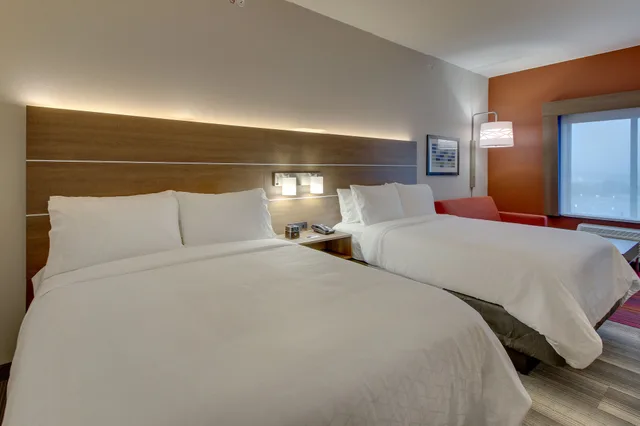 جناح بسريرين كوين بمنطقة جلوس، Holiday Inn Express & Suites Nashville Metrocenter Downtown 1/7