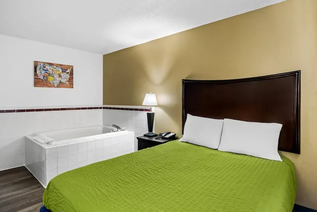 غرفة قياسية بسرير كوين، Econo Lodge Inn & Suites Auburn, MI 2/4