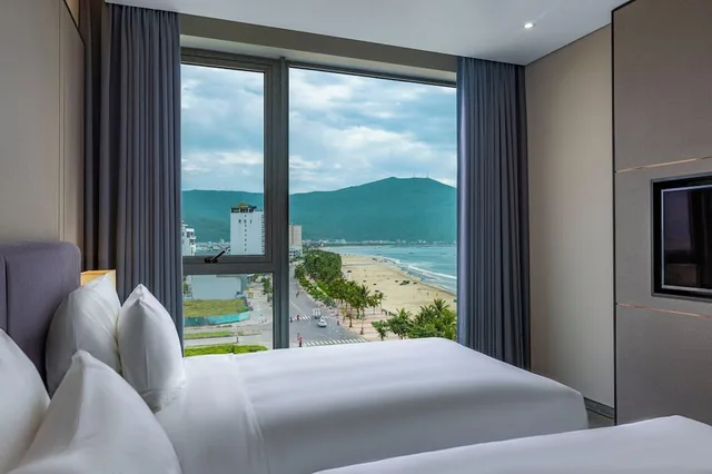 3 Bedrooms, Residence, Twin Beds, 2 King Beds, Ocean Front، Le Sands Oceanfront Da Nang Hotel 8/10
