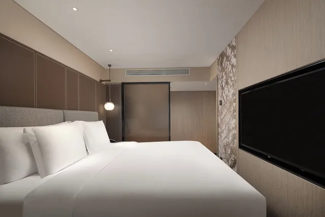 غرفة بريميوم بسرير كينج بإطلالة على الجبل، Crowne Plaza CHONGLI RESORT 2/10