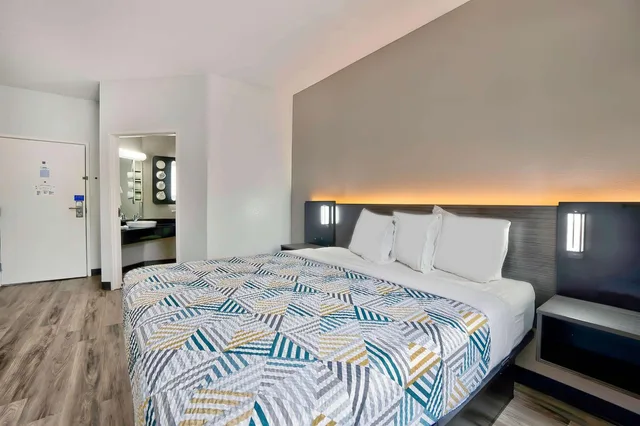 غرفة بسرير كينج لذوي الإعاقة، Motel6 Benbrook, TX - Fort Worth 2/3