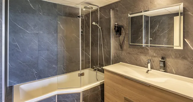Junior Suite, Queen Bed, Bay View, Sofa، Best Western Cote des Sables Plouescat 6/6