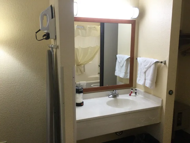 غرفة بسريرين مزدوجين، Baymont By Wyndham Port Huron 4/4