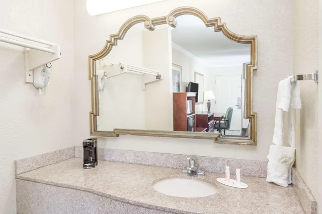 Room, Multiple Beds، Days Inn By Wyndham Destin 7/9